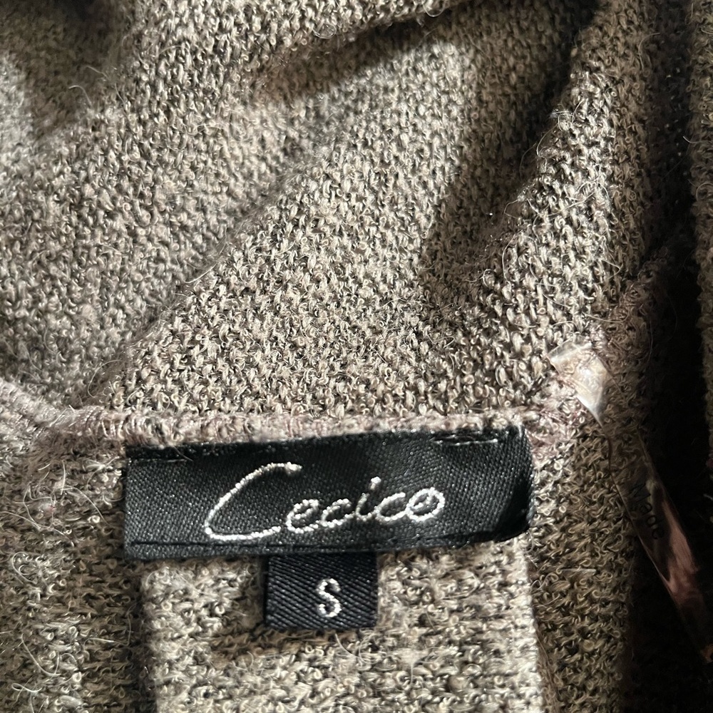 Open vest with tie in the back